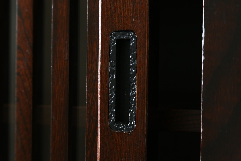 中古　美品　三越百貨店　三方栗材　凛とした印象を与える格子引き戸の水屋箪笥食器棚　(R-085765)