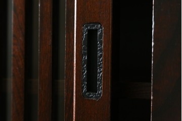 中古　美品　三越百貨店　三方栗材　凛とした印象を与える格子引き戸の水屋箪笥食器棚　(R-085765)