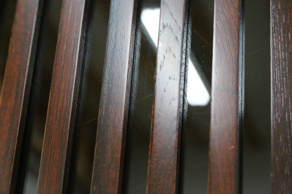 中古　美品　三越百貨店　三方栗材　凛とした印象を与える格子引き戸の水屋箪笥食器棚　(R-085765)