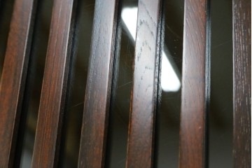 中古　美品　三越百貨店　三方栗材　凛とした印象を与える格子引き戸の水屋箪笥食器棚　(R-085765)