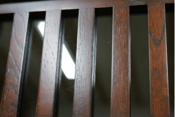 中古　美品　三越百貨店　三方栗材　凛とした印象を与える格子引き戸の水屋箪笥食器棚　(R-085765)