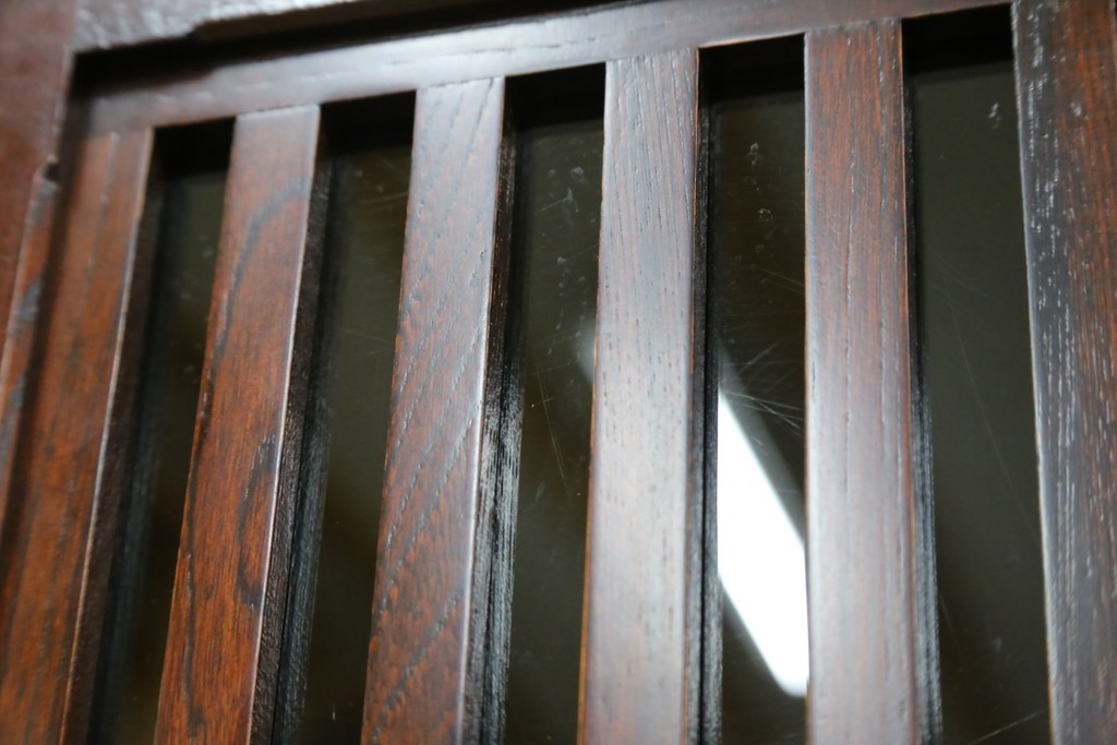 中古　美品　三越百貨店　三方栗材　凛とした印象を与える格子引き戸の水屋箪笥食器棚　(R-085765)