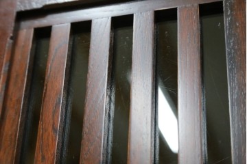 中古　美品　三越百貨店　三方栗材　凛とした印象を与える格子引き戸の水屋箪笥食器棚　(R-085765)