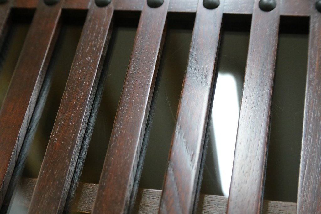 中古　美品　三越百貨店　三方栗材　凛とした印象を与える格子引き戸の水屋箪笥食器棚　(R-085765)