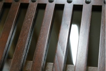 中古　美品　三越百貨店　三方栗材　凛とした印象を与える格子引き戸の水屋箪笥食器棚　(R-085765)