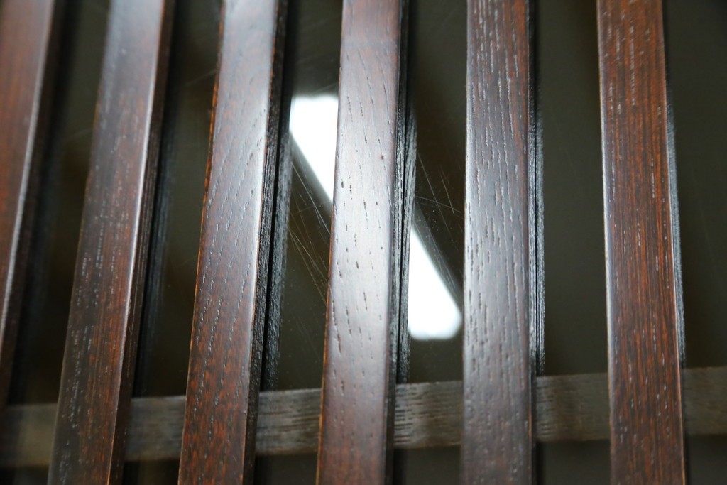 中古　美品　三越百貨店　三方栗材　凛とした印象を与える格子引き戸の水屋箪笥食器棚　(R-085765)