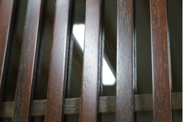 中古　美品　三越百貨店　三方栗材　凛とした印象を与える格子引き戸の水屋箪笥食器棚　(R-085765)