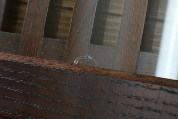 中古　美品　三越百貨店　三方栗材　凛とした印象を与える格子引き戸の水屋箪笥食器棚　(R-085765)