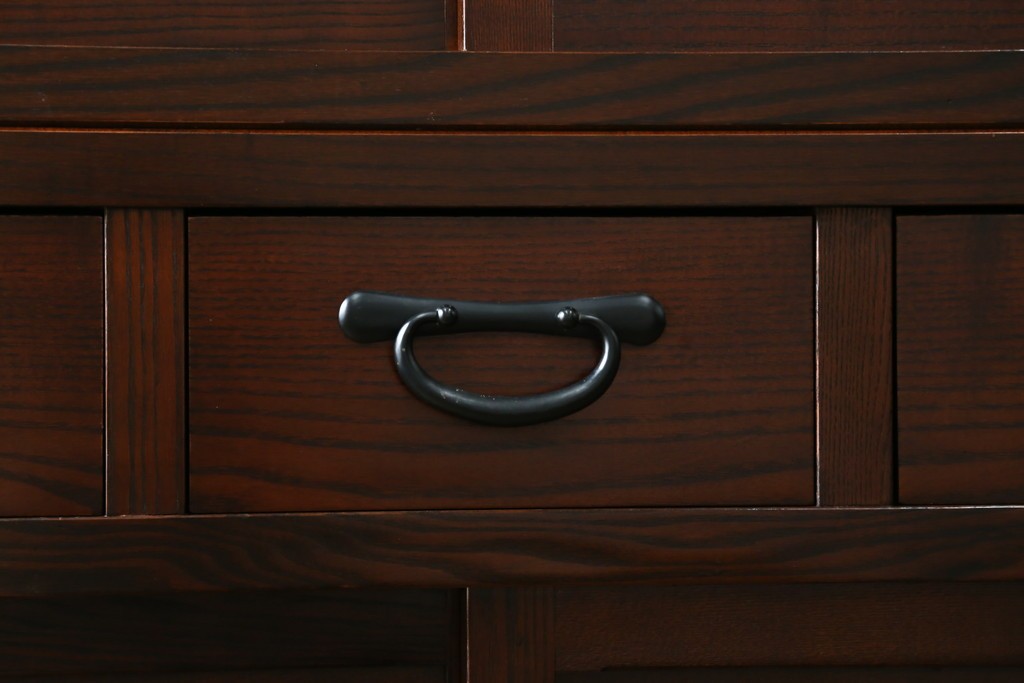 中古　美品　三越百貨店　三方栗材　凛とした印象を与える格子引き戸の水屋箪笥食器棚　(R-085765)