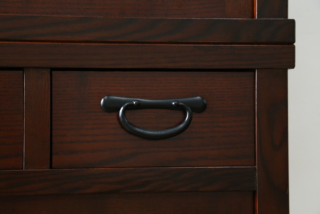 中古　美品　三越百貨店　三方栗材　凛とした印象を与える格子引き戸の水屋箪笥食器棚　(R-085765)