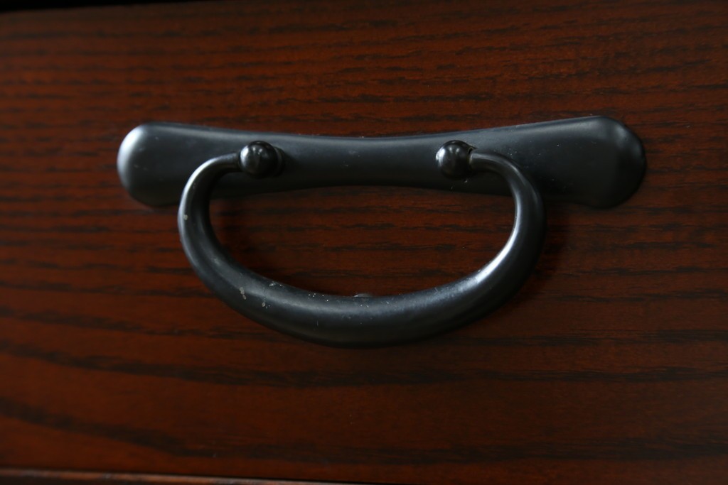 中古　美品　三越百貨店　三方栗材　凛とした印象を与える格子引き戸の水屋箪笥食器棚　(R-085765)