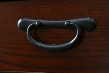 中古　美品　三越百貨店　三方栗材　凛とした印象を与える格子引き戸の水屋箪笥食器棚　(R-085765)