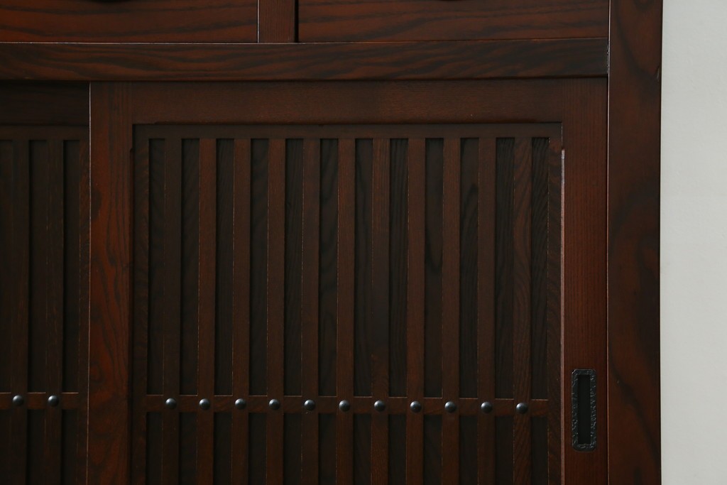 中古　美品　三越百貨店　三方栗材　凛とした印象を与える格子引き戸の水屋箪笥食器棚　(R-085765)