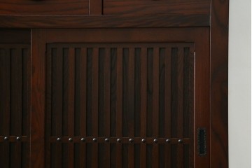 中古　美品　三越百貨店　三方栗材　凛とした印象を与える格子引き戸の水屋箪笥食器棚　(R-085765)