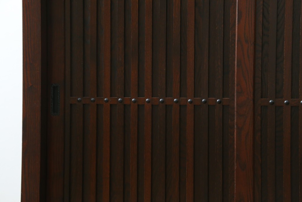 中古　美品　三越百貨店　三方栗材　凛とした印象を与える格子引き戸の水屋箪笥食器棚　(R-085765)