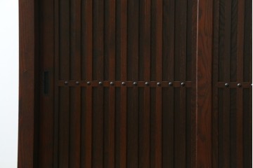 中古　美品　三越百貨店　三方栗材　凛とした印象を与える格子引き戸の水屋箪笥食器棚　(R-085765)