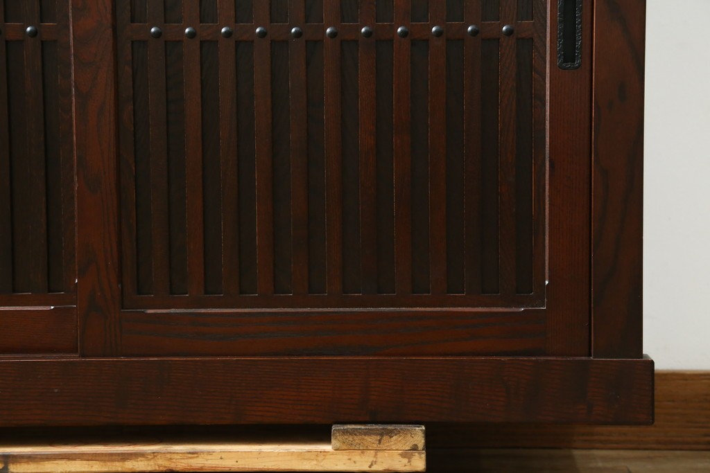 中古　美品　三越百貨店　三方栗材　凛とした印象を与える格子引き戸の水屋箪笥食器棚　(R-085765)