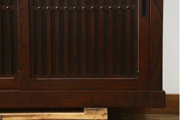 中古　美品　三越百貨店　三方栗材　凛とした印象を与える格子引き戸の水屋箪笥食器棚　(R-085765)