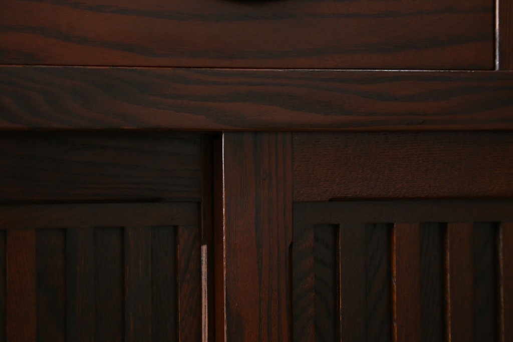 中古　美品　三越百貨店　三方栗材　凛とした印象を与える格子引き戸の水屋箪笥食器棚　(R-085765)