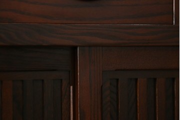 中古　美品　三越百貨店　三方栗材　凛とした印象を与える格子引き戸の水屋箪笥食器棚　(R-085765)