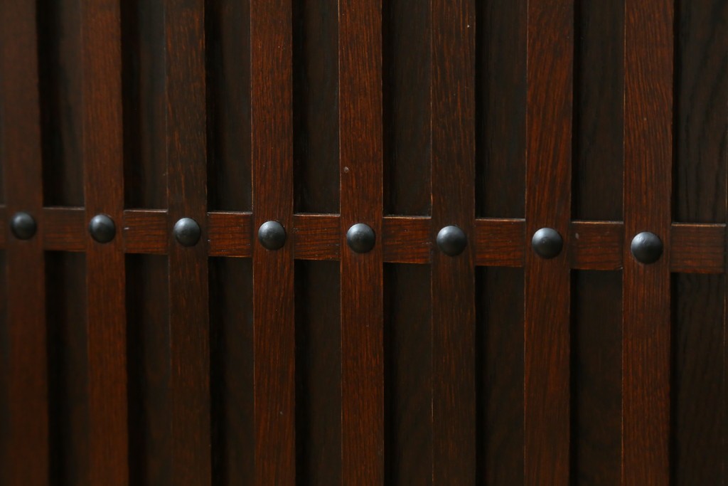 中古　美品　三越百貨店　三方栗材　凛とした印象を与える格子引き戸の水屋箪笥食器棚　(R-085765)