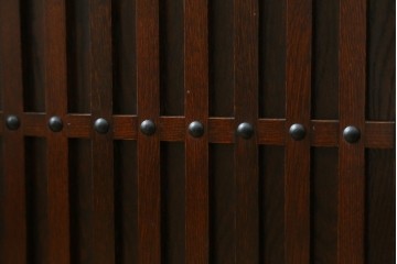 中古　美品　三越百貨店　三方栗材　凛とした印象を与える格子引き戸の水屋箪笥食器棚　(R-085765)