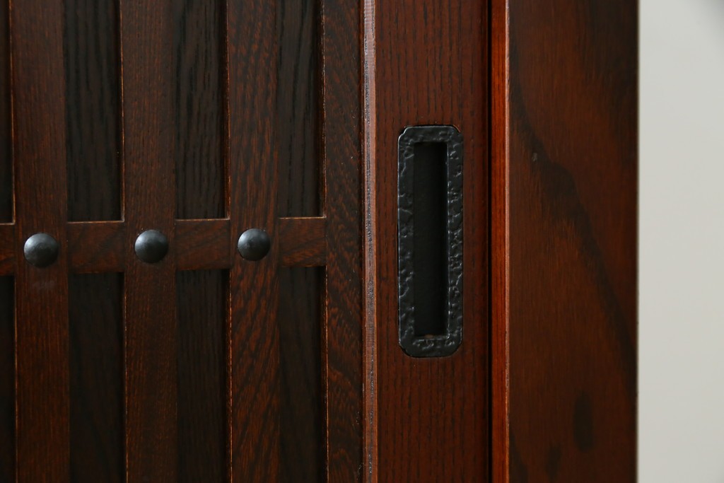 中古　美品　三越百貨店　三方栗材　凛とした印象を与える格子引き戸の水屋箪笥食器棚　(R-085765)