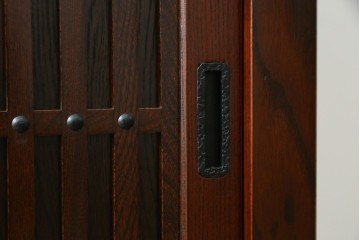 中古　美品　三越百貨店　三方栗材　凛とした印象を与える格子引き戸の水屋箪笥食器棚　(R-085765)