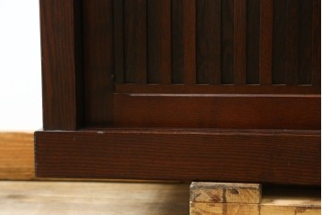 中古　美品　三越百貨店　三方栗材　凛とした印象を与える格子引き戸の水屋箪笥食器棚　(R-085765)