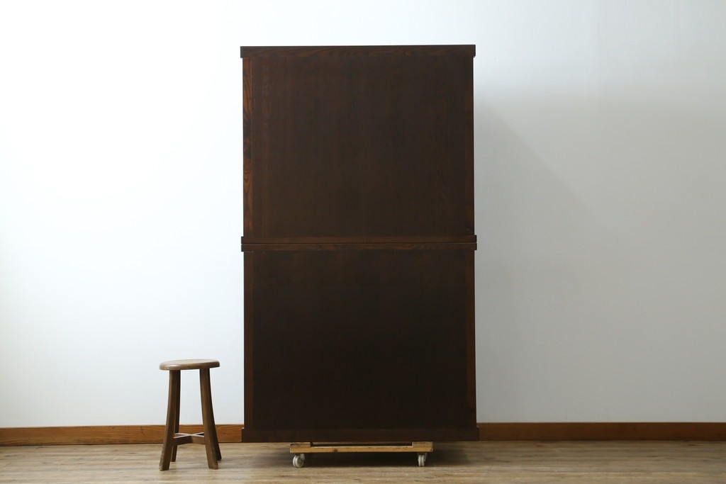 中古　美品　三越百貨店　三方栗材　凛とした印象を与える格子引き戸の水屋箪笥食器棚　(R-085765)