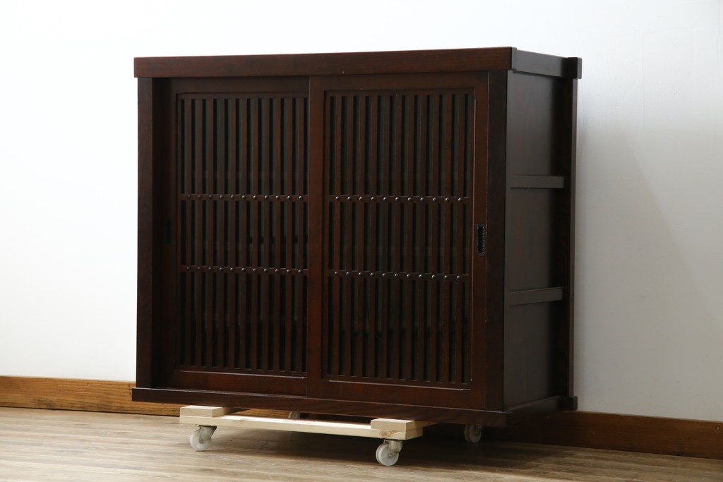 中古　美品　三越百貨店　三方栗材　凛とした印象の格子引き戸キャビネット　(R-085766)