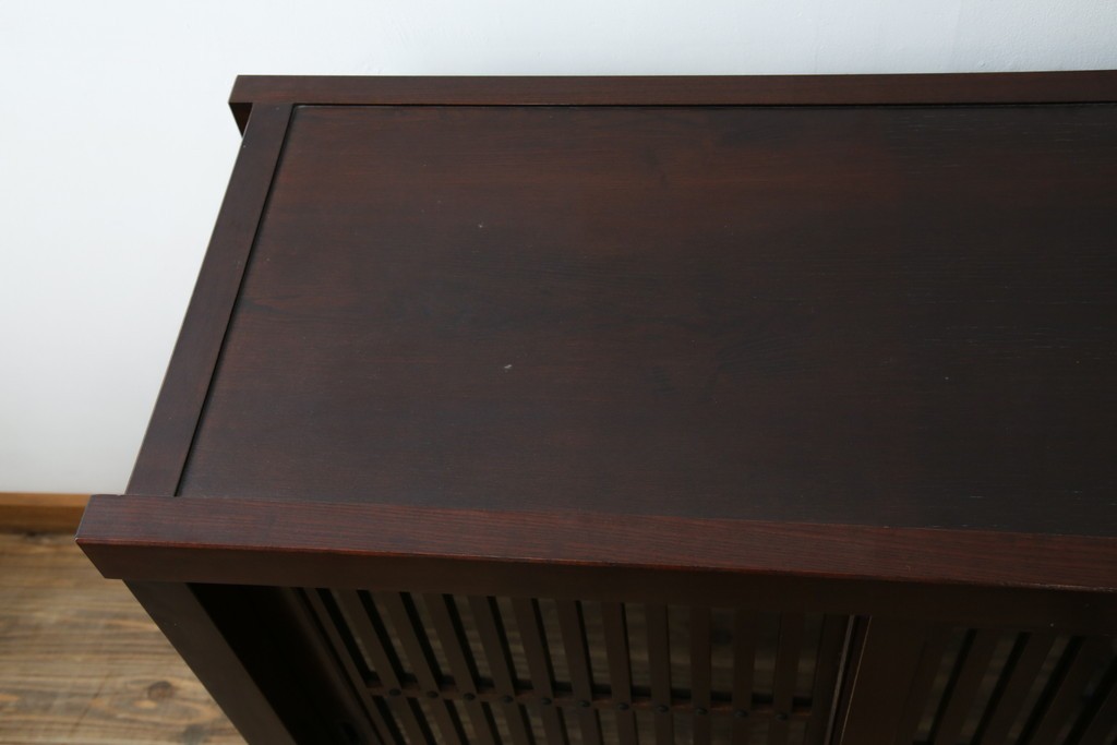 中古　美品　三越百貨店　三方栗材　凛とした印象の格子引き戸キャビネット　(R-085766)
