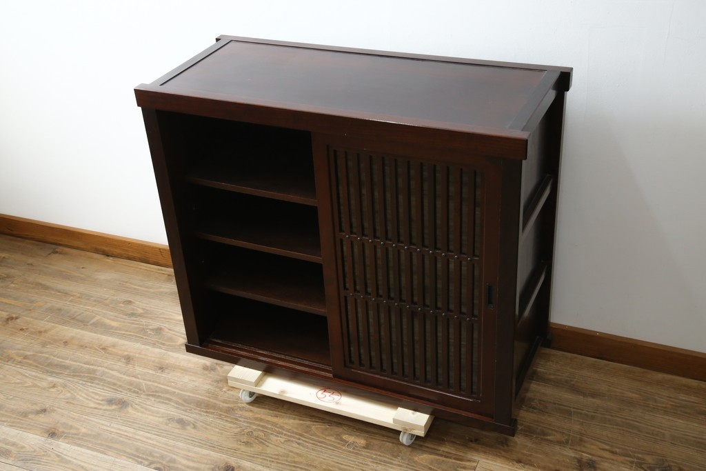 中古　美品　三越百貨店　三方栗材　凛とした印象の格子引き戸キャビネット　(R-085766)