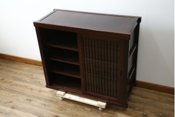 中古　美品　三越百貨店　三方栗材　凛とした印象の格子引き戸キャビネット　(R-085766)