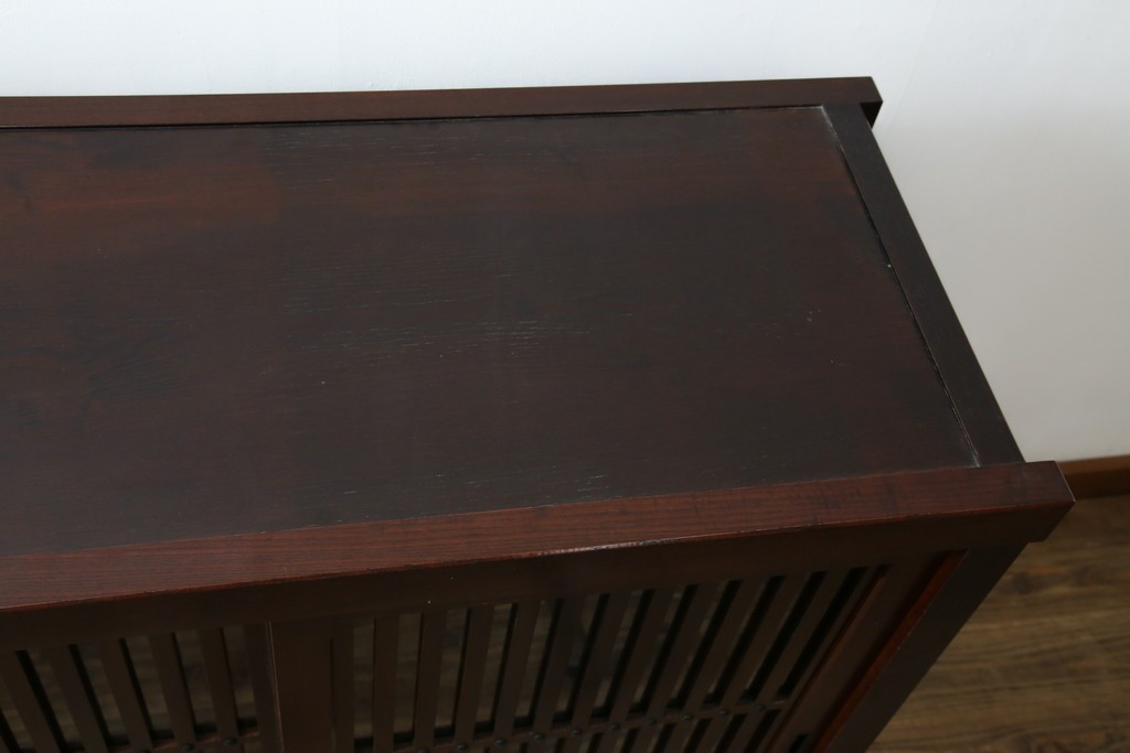 中古　美品　三越百貨店　三方栗材　凛とした印象の格子引き戸キャビネット　(R-085766)