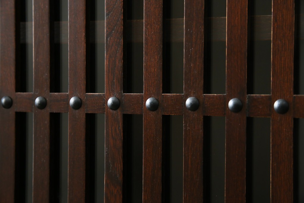 中古　美品　三越百貨店　三方栗材　凛とした印象の格子引き戸キャビネット　(R-085766)