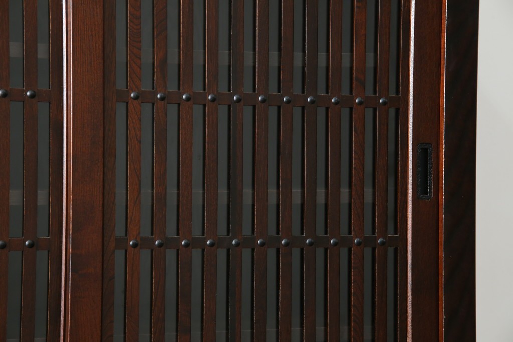 中古　美品　三越百貨店　三方栗材　凛とした印象の格子引き戸キャビネット　(R-085766)