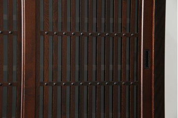 中古　美品　三越百貨店　三方栗材　凛とした印象の格子引き戸キャビネット　(R-085766)