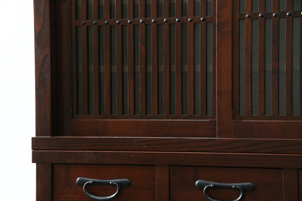 中古　美品　三越百貨店　三方栗材　凛とした印象の格子引き戸キャビネット　(R-085766)