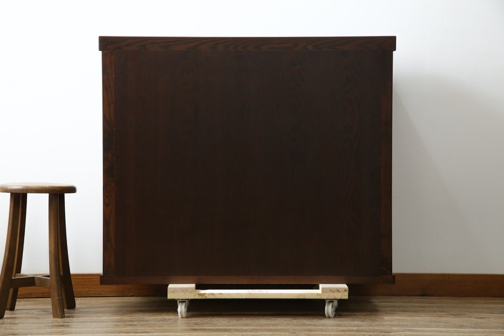 中古　美品　三越百貨店　三方栗材　凛とした印象の格子引き戸キャビネット　(R-085766)