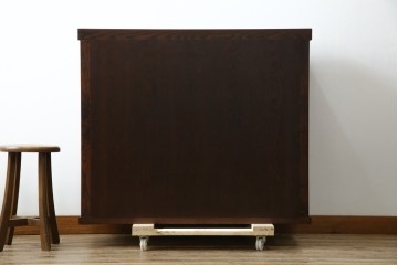 中古　美品　三越百貨店　三方栗材　凛とした印象の格子引き戸キャビネット　(R-085766)