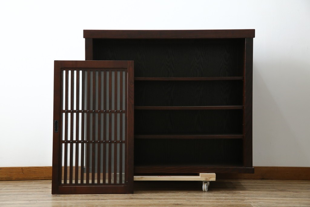 中古　美品　三越百貨店　三方栗材　凛とした印象の格子引き戸キャビネット　(R-085766)