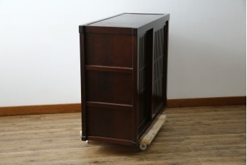 中古　美品　三越百貨店　三方栗材　凛とした印象の格子引き戸キャビネット　(R-085766)