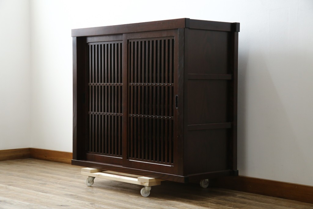 中古　美品　三越百貨店　三方栗材　凛とした印象の格子引き戸キャビネット　(R-085766)