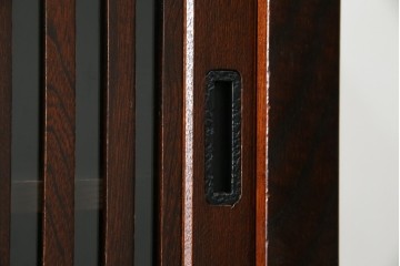 中古　美品　三越百貨店　三方栗材　凛とした印象の格子引き戸キャビネット　(R-085766)