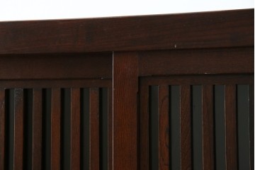 中古　美品　三越百貨店　三方栗材　凛とした印象の格子引き戸キャビネット　(R-085766)