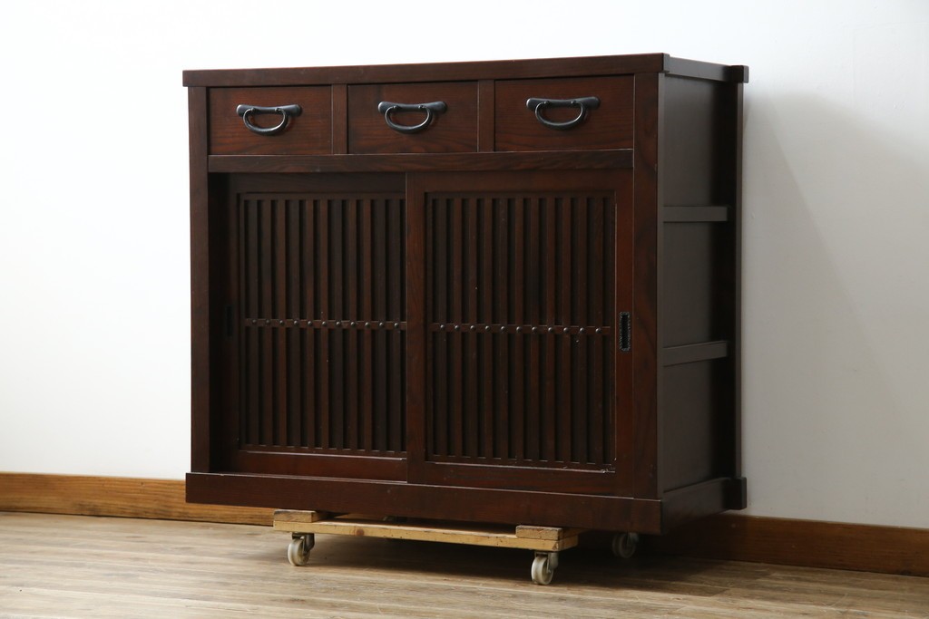 中古　美品　三越百貨店　三方栗材　落ち着いた趣を見せる引き出し付き格子引き戸キャビネット　(R-085767)