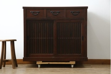 中古　美品　三越百貨店　三方栗材　落ち着いた趣を見せる引き出し付き格子引き戸キャビネット　(R-085767)