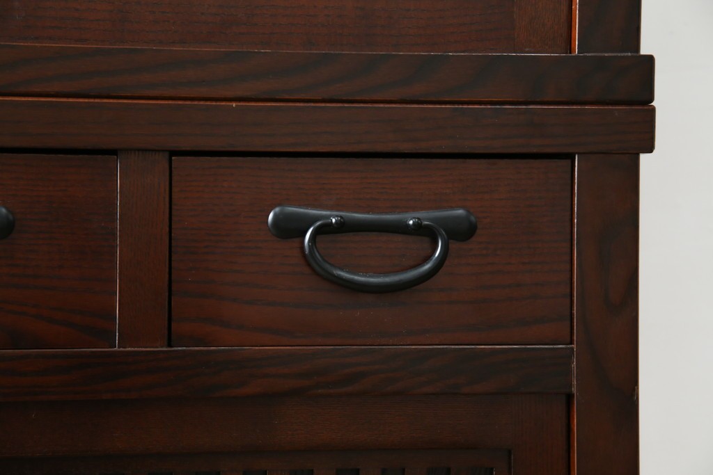 中古　美品　三越百貨店　三方栗材　落ち着いた趣を見せる引き出し付き格子引き戸キャビネット　(R-085767)