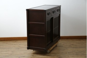 中古　美品　三越百貨店　三方栗材　落ち着いた趣を見せる引き出し付き格子引き戸キャビネット　(R-085767)